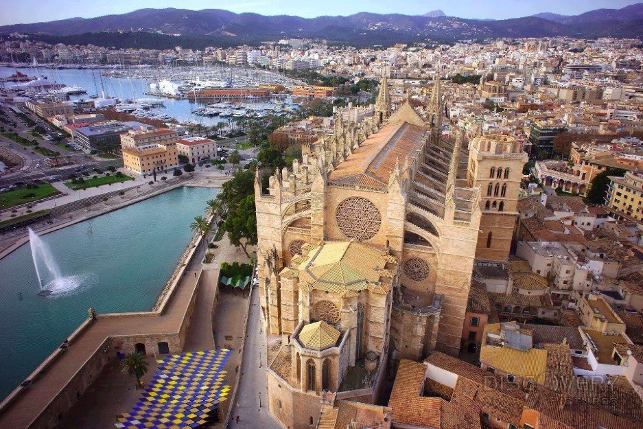 Aerial view of the cathedral and the port of Palma