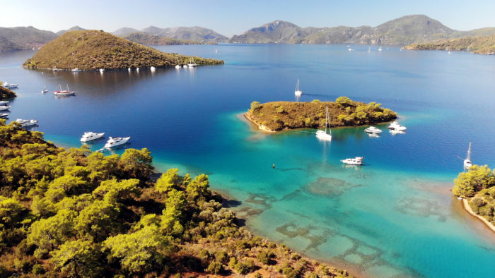 Die Bucht um Göcek herum, eine sehr beliebte Yachtcharter-Destination an der türkischen Westküste