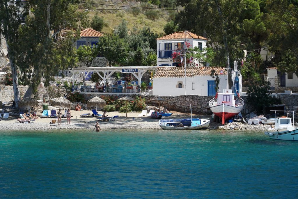 die Insel Methana in Griechenland, ein Strandabschnitt mit Booten 