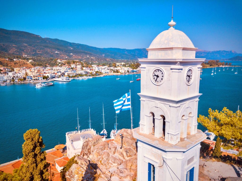 Der Uhrenturm von Poros - zu sehen auf einer Tagesboottour ab Athen